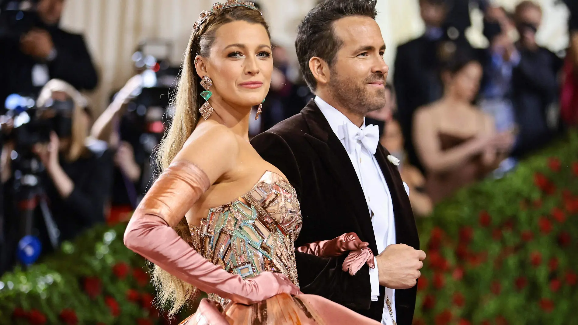 Blake Lively se lleva los reflectores con su vestido multifacético en la Met Gala